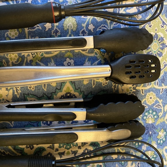 Lot of 6 kitchen tools, whisks, tongs, stainless steel handles. - Picture 2 of 5